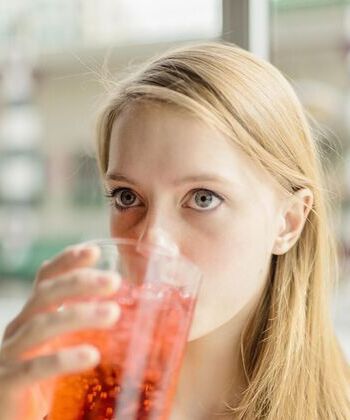 Pijet freskuese dhe lidhja shkak-pasojë me mbipeshën dhe obezitetin tek adoleshentët